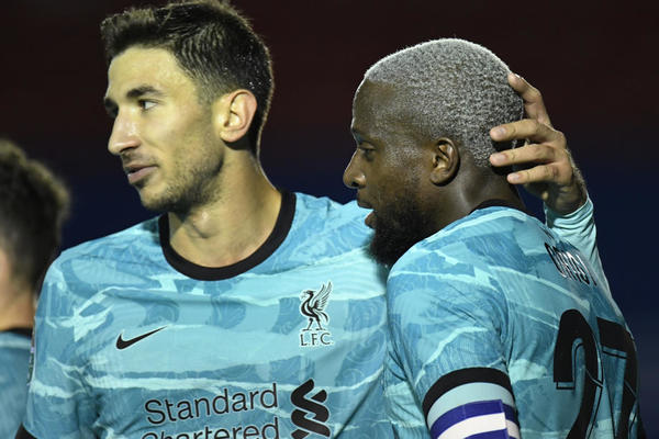 LISICU GRUJIĆA SNIMILE KAMERE KAKO SE FOLIRA: Zbog ovakvih poteza svet je razapeo Davida Luiza i Busketsa!