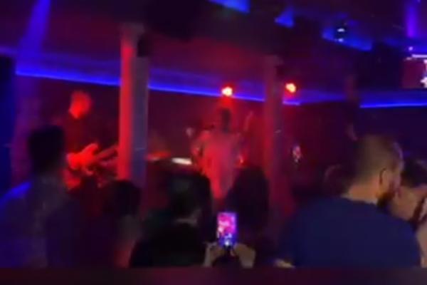 NEKADA SE*SI CRNKA, DANAS PLAVUŠA NEŽNOG IZGLEDA! OVA fotka će vas RASPAMETITI, nekada je OVAKO izgledala! (FOTO)