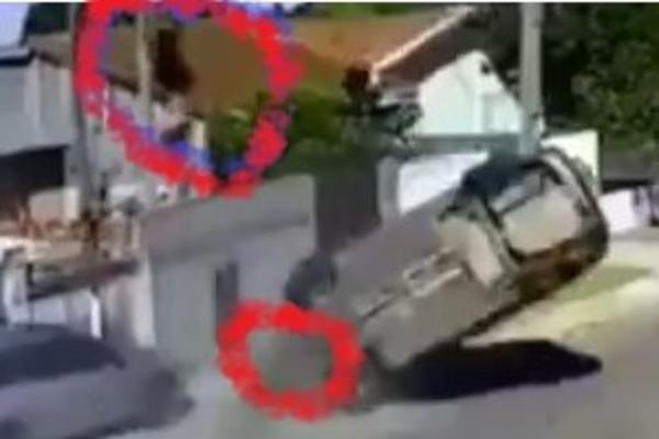 JEZIVA SAOBRAĆAJNA NESREĆA: Vozač izleteo iz VOZILA koje se PREVRĆE kao ludo i zakucao se u KROV KUĆE! (VIDEO)