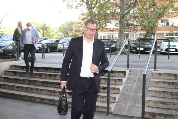 SEDNICA PREDSEDNIŠTVA SNS JE ZAVRŠENA: U centrali je predsednik Vučić, čeka se odluka o mandataru (VIDEO)