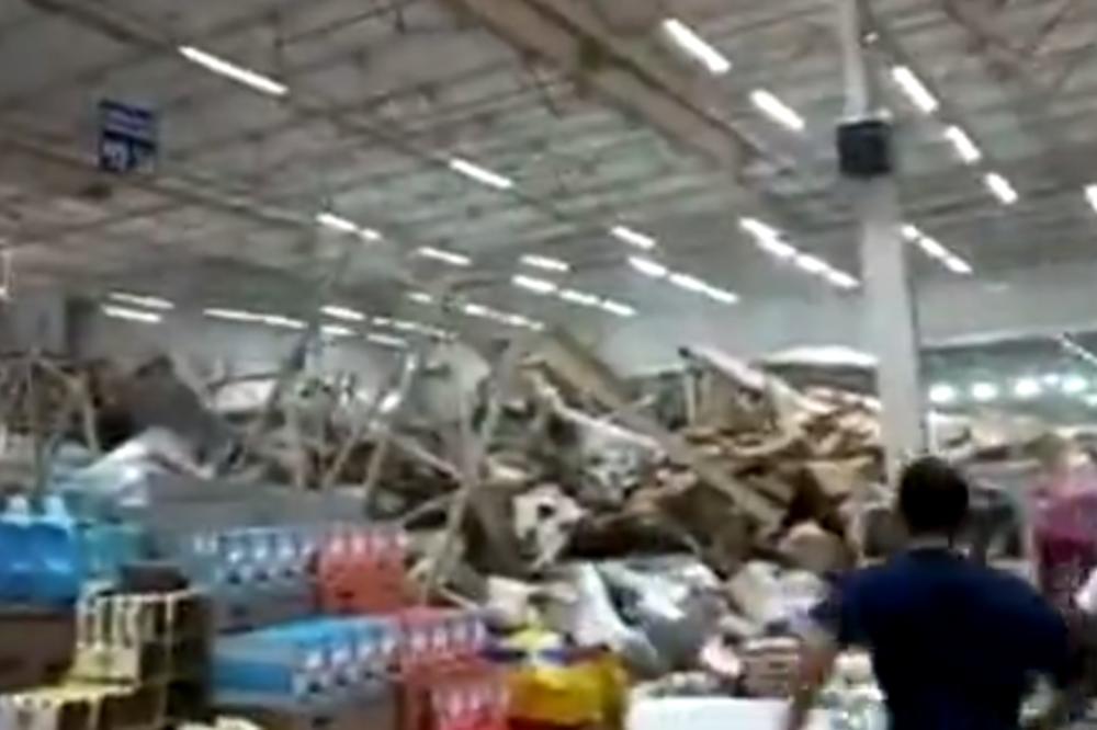 Ogromni rafovi u hipermarketu popadali na kupce! Počela opšta bežanija, jedna žena je preminula (VIDEO)