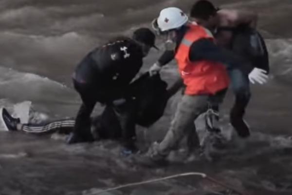 KAMERE SU SVE USPELE DA SNIME: Policajac gurnuo tinejdžera (16) sa mosta, neviđena brutalnost (UZNEMIRUJUĆ VIDEO)
