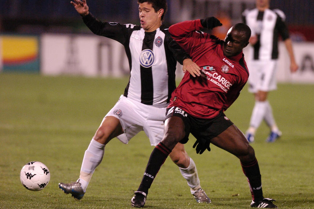 TEŠKO HULIGANSKO DIVLJANJE: Navijači zaboli tri krsta i postavili svinjsku glavu nasred terena!