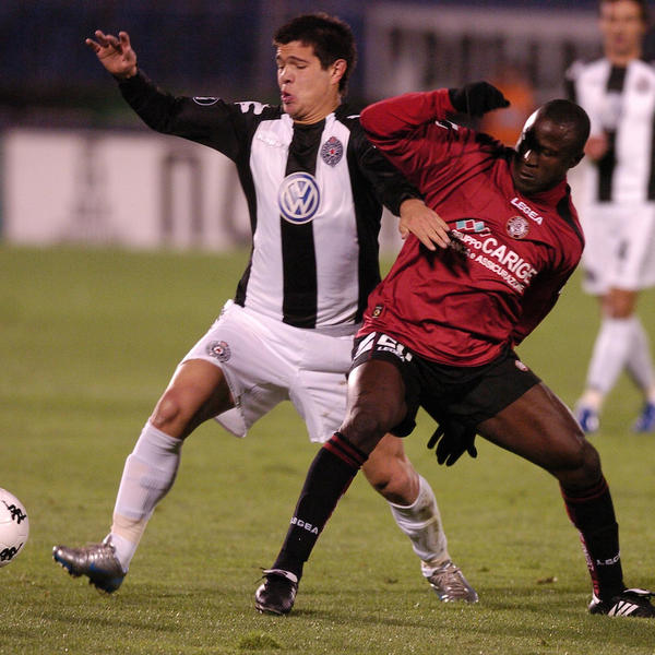 TEŠKO HULIGANSKO DIVLJANJE: Navijači zaboli tri krsta i postavili svinjsku glavu nasred terena!