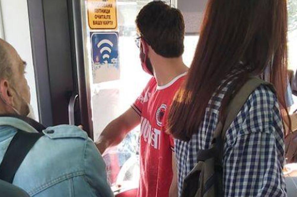 U DRESU ALBANIJE SE VOZI BEOGRADSKIM BUSEVIMA: Ljudi ne veruju šta vide svojim očima! (FOTO)