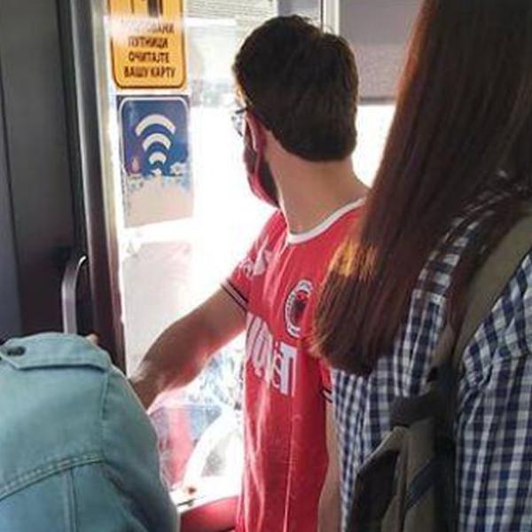U DRESU ALBANIJE SE VOZI BEOGRADSKIM BUSEVIMA: Ljudi ne veruju šta vide svojim očima! (FOTO)