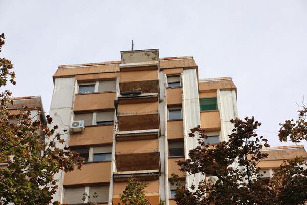 POGLED JE ZASTRAŠUJUĆ! Ovo je terasa sa koje je čovek na Dorćolu pao u sigurnu smrt!