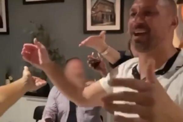 MUŽ JE TANJI SAVIĆ UNIŠTIO ŽIVOT, A OVAKO SADA IZGLEDA! Nikad DEBLJI se veseli u kafani i LJUBI plavušu! (FOTO)