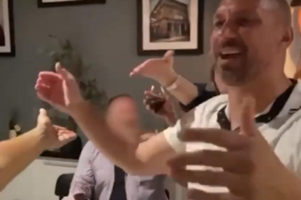 MUŽ JE TANJI SAVIĆ UNIŠTIO ŽIVOT, A OVAKO SADA IZGLEDA! Nikad DEBLJI se veseli u kafani i LJUBI plavušu! (FOTO)