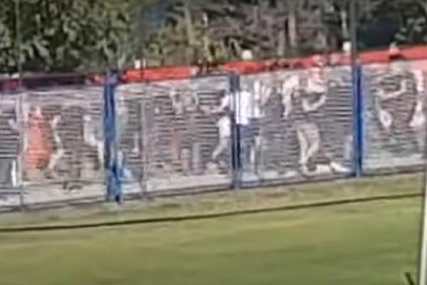 DIVLJANJE! HULIGANSKI PIR U HRVATSKOJ: Torcida se nemilosrdno nabadala i gazila sa policijom! (VIDEO)
