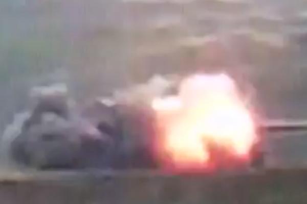 NAJGORA SMRT! Jermenska raketa pogađa azerbejdžanski tenk, ovo je užas (VIDEO)