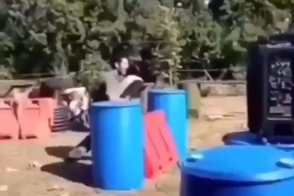 OVAJ SNIMAK ĆE VAS NASMEJATI DO SUZA! Ako želite da dresirate psa uradite isto što i ovaj čovek (VIDEO)