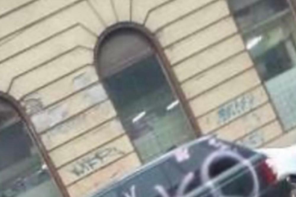 I NOVI SAD IMA LJUPKU ZA TRKU: Ova besna žena je imala KRATKU I JASNU PORUKU, a nacrtala je i CVETIĆE (FOTO)