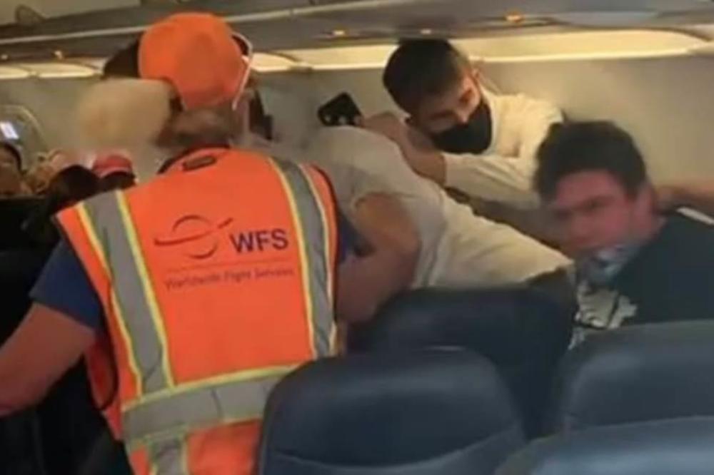 UBIĆU TE! U avionu izbio pravi RAT, putnik nije hteo da uradi OVO pa se pobio sa SVIMA! (VIDEO)