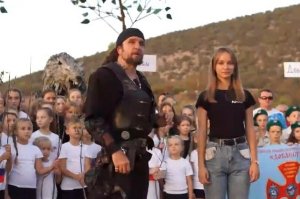 OD OVOGA ĆE VAM SE NAJEŽITI SVAKA DLAKA NA TELU: Noćni vukovi su OVAKO čestitali Putinu rođendan! (VIDEO)