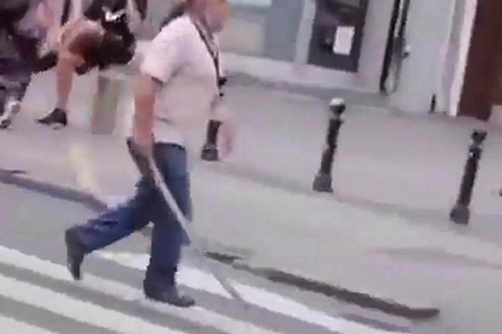 VOZAČ AUTOBUSA U BG UZEO DŽINOVSKU ŠTANGLU I KRENUO DA DELI PRAVDU: Dramatičan snimak na društvenim mrežama!