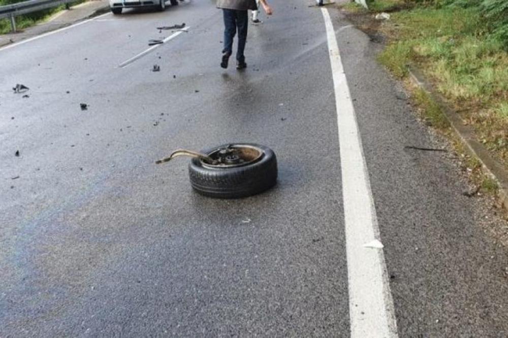 TEŠKA NESREĆA KOD PRJEPOLJA: Prevrnuo se kamion natovaren trupcima, vozača jedva izvukli ispod drva