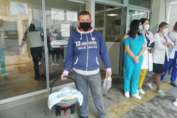 POSLE DVA I PO MESECA MALI ALEKSANDAR NAPUSTIO BOLNICU: Majka Brankica umrla od korone, Branislav došao po sina