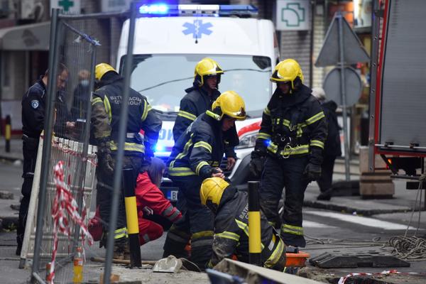 RADNIKA ZATRPALA ZEMLJA U CENTRU BEOGRADA: Stravična nesreća u ulici KNEZA DANILA! (FOTO)