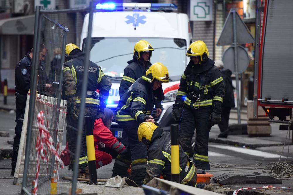 RADNIKA ZATRPALA ZEMLJA U CENTRU BEOGRADA: Stravična nesreća u ulici KNEZA DANILA! (FOTO)