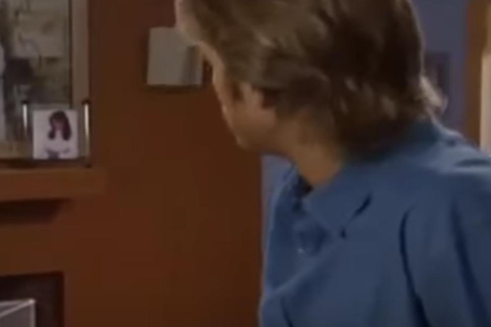 DIRAO GLUMCA KOLEGU PO MEĐUNOŽJU, POKUŠAO DA ZAVUČE RUKU U NJEGOVE PANTALONE! Šok na setu tokom snimanja! (FOTO)