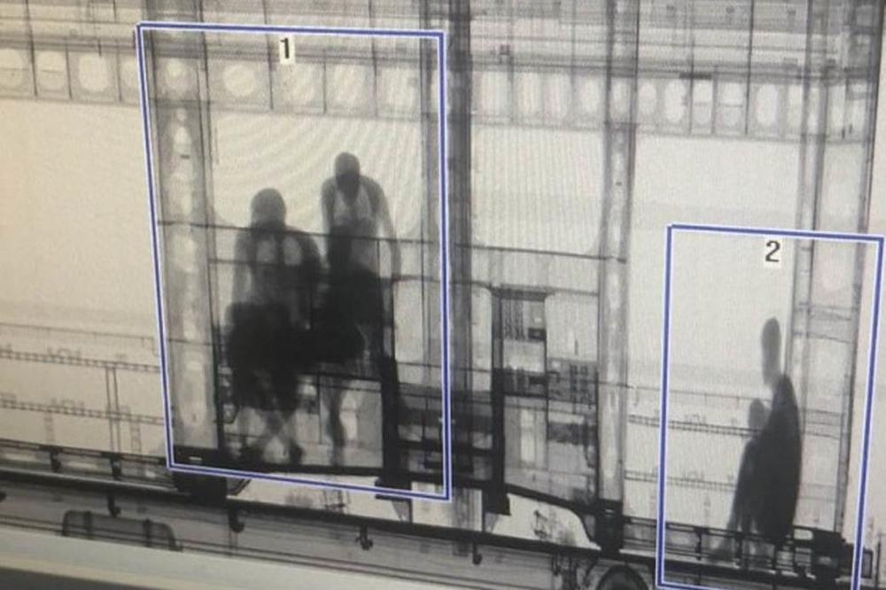 SKENER NA HORGOŠU OTKRIO UŽAS: Carinici ostali u šoku kada su među kutijama graška zatekli ovaj prizor! (FOTO)