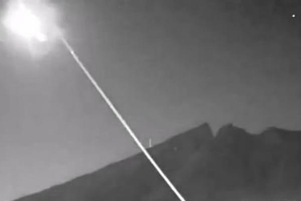 ŠTA JE OVO NA NEBU? Vatrena kugla UZBUNILA narod, za sekund se NOĆ PRETVORILA U DAN