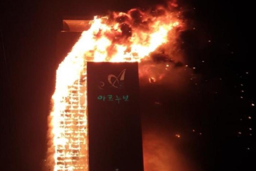 PLAMEN GUTA SVE PRED SOBOM: Buknuo požar na 12. spratu solitera, EVAKUISANO VIŠE OD 130 LJUDI