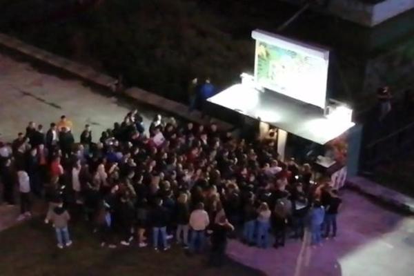 NEZAPAMĆENE GUŽVE ISPRED BEOGRADSKIH SPLAVOVA: Neverovatni snimci sa Save, OVI LJUDI NE MARE ZA KORONU! (VIDEO)