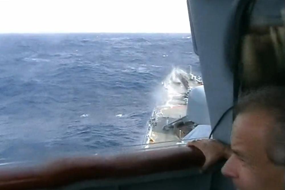 NEVEROVATAN SNIMAK! Posada je bila na spoljnom delu broda kada se pojavio ovaj GIGANT! (VIDEO)