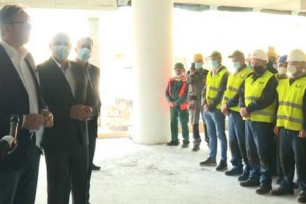 PREDSEDNIK VUČIĆ OBIŠAO RADOVE NA KLINIČKOM CENTRU SRBIJE: Dočekan aplauzom i uz povike živela Srbija (VIDEO)