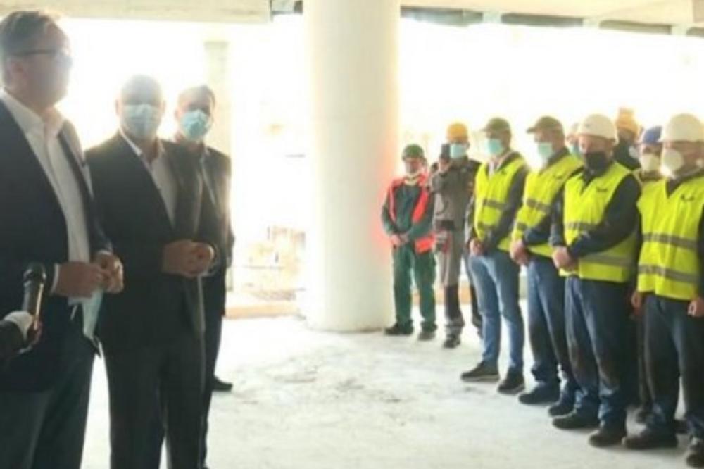 PREDSEDNIK VUČIĆ OBIŠAO RADOVE NA KLINIČKOM CENTRU SRBIJE: Dočekan aplauzom i uz povike živela Srbija (VIDEO)