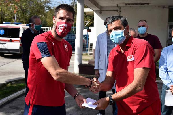 SJAJAN GEST SRPSKOG ŠAMPIONA: Degenek uručio sezonske karte zdravstvenim radnicima!