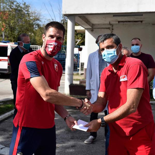 SJAJAN GEST SRPSKOG ŠAMPIONA: Degenek uručio sezonske karte zdravstvenim radnicima!