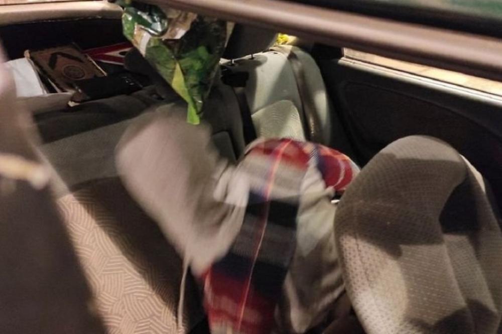 NAPIPAO JE NEŠTO MEKANO I TOPLO: Srpski carinik zavukao ruku u bunker auta, tamo je bila ONA (FOTO)
