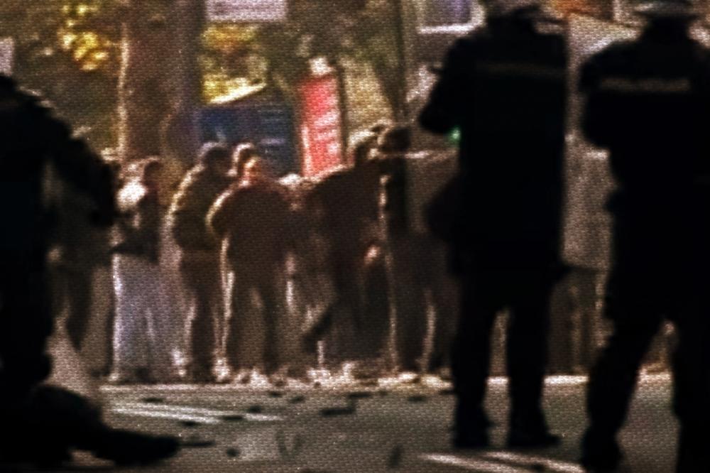 NEREDI NA ULICAMA BEOGRADA: Napadnuta policija, krvare glave, lete flaše i kamenje - haos za pamćenje! (VIDEO)