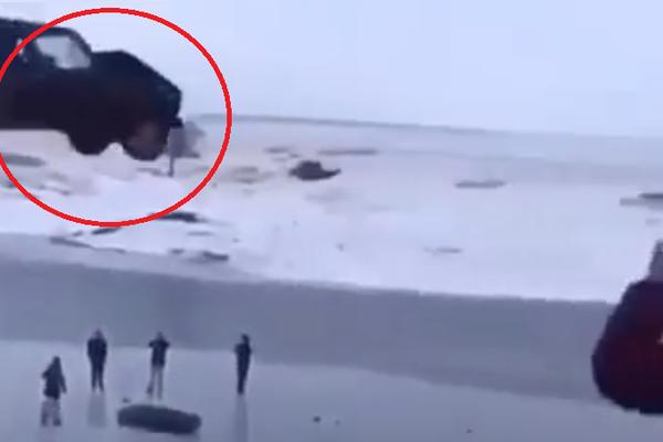 DEČKO SE PRED PRIJATELJIMA BACIO SA LITICE DŽIPOM U VODU! Zašto je ovo uradio? (VIDEO)