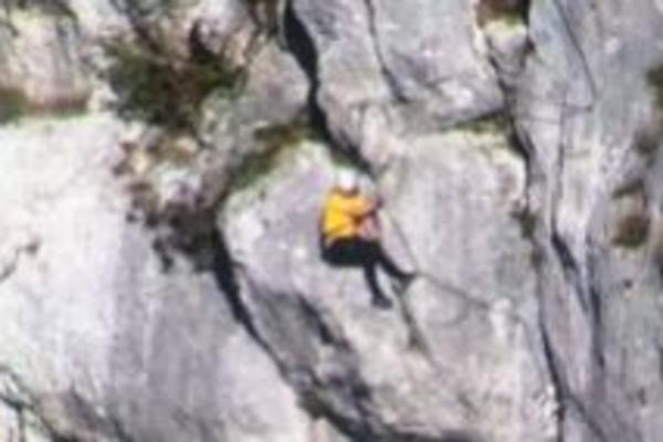 DRAMA NA PLANINI KLANIK: Čovek visio iznad provalije, spasioci mu spasili život u POSLEDNJI ČAS! (FOTO)