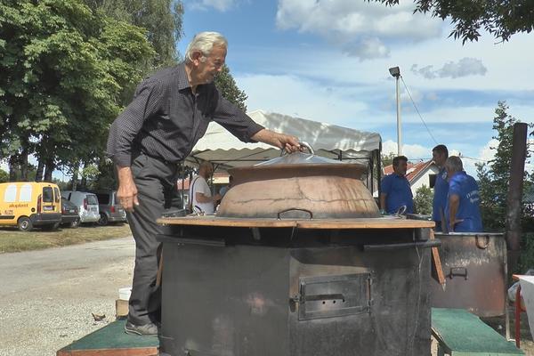 ČIKA MILUN IZ MRČAJEVACA NAPRAVIO JE ČUDO OD LONCA: Kažu da iz njega može da se nahrani 1.000 LJUDI! (FOTO)