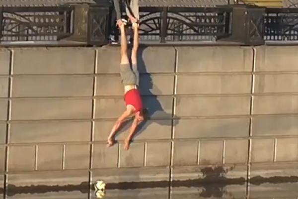 TRI MUŠKARCA POKUŠALA DA IZVADE LOPTU KOJA IM JE UPALA U REKU: Ne možete ni da zamislite KAKO SE ZAVRŠILO! (VIDEO)