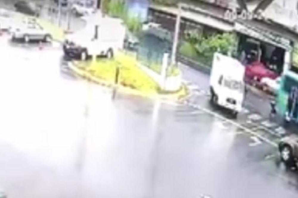 CRNA MAJKO, GDE SU TI BILE OČI??? Nemarna žena zaboravila na dete u kolicima, umalo da ga autobus raznese! (VIDEO)