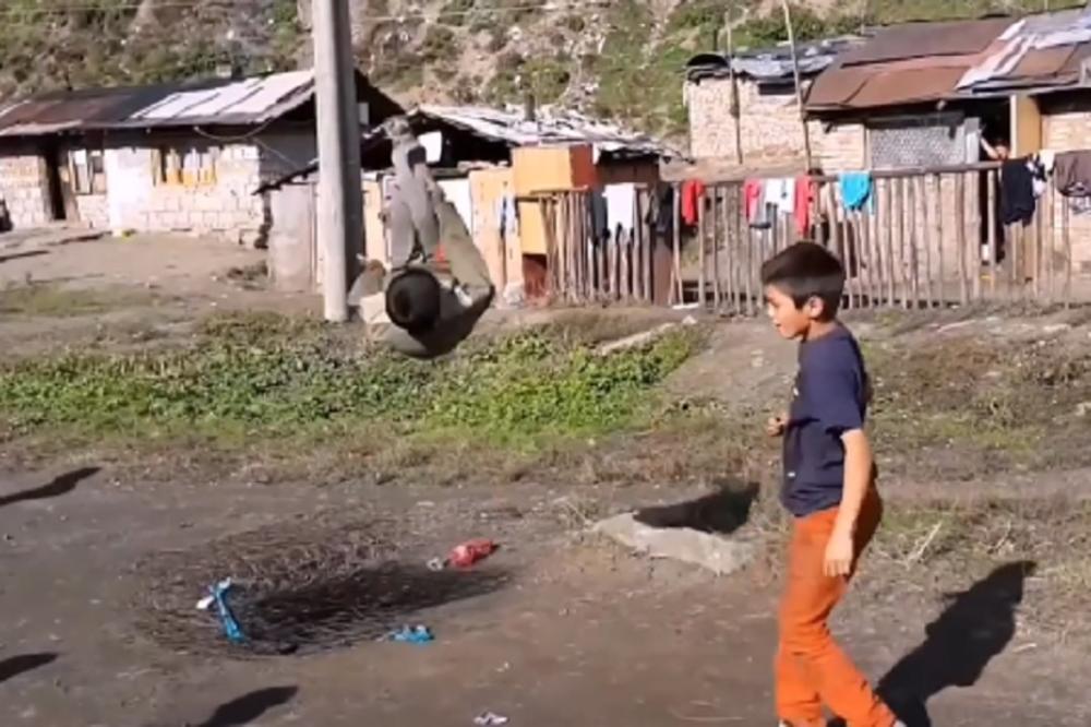 MALI SKAČUĆI ROMI SU NAJVEĆI HIT NA INTERNETU! Ova deca su NEVEROVATNA! (VIDEO)