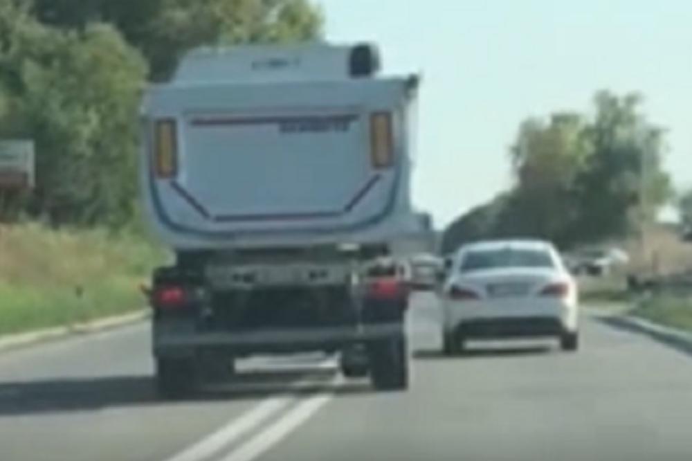 POLICIJO, OVAJ DA SE HAPSI, PA U ZATVOR, I DA MU SE ODUZME DOZVOLA: Divljao kamionom po OBRENOVAČKOM PUTU! (VIDEO)