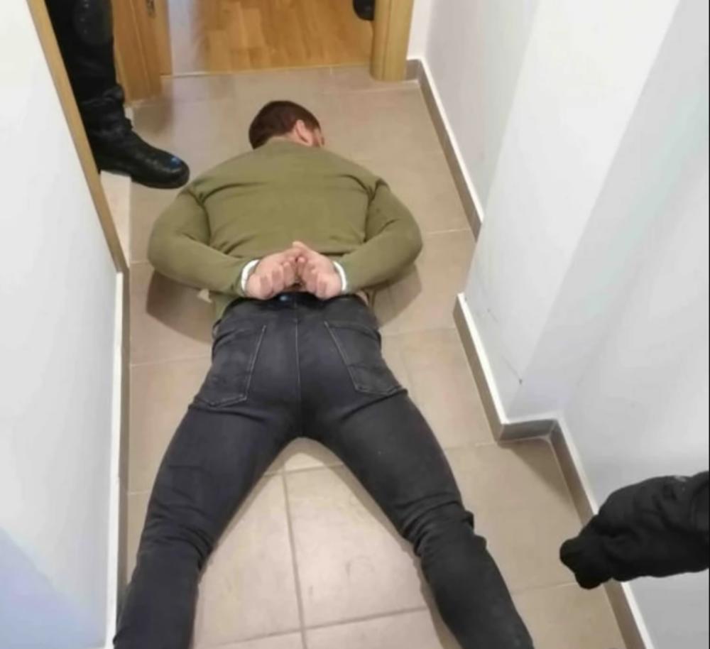 Uhpšeni leži na podu iznajmljenog stana