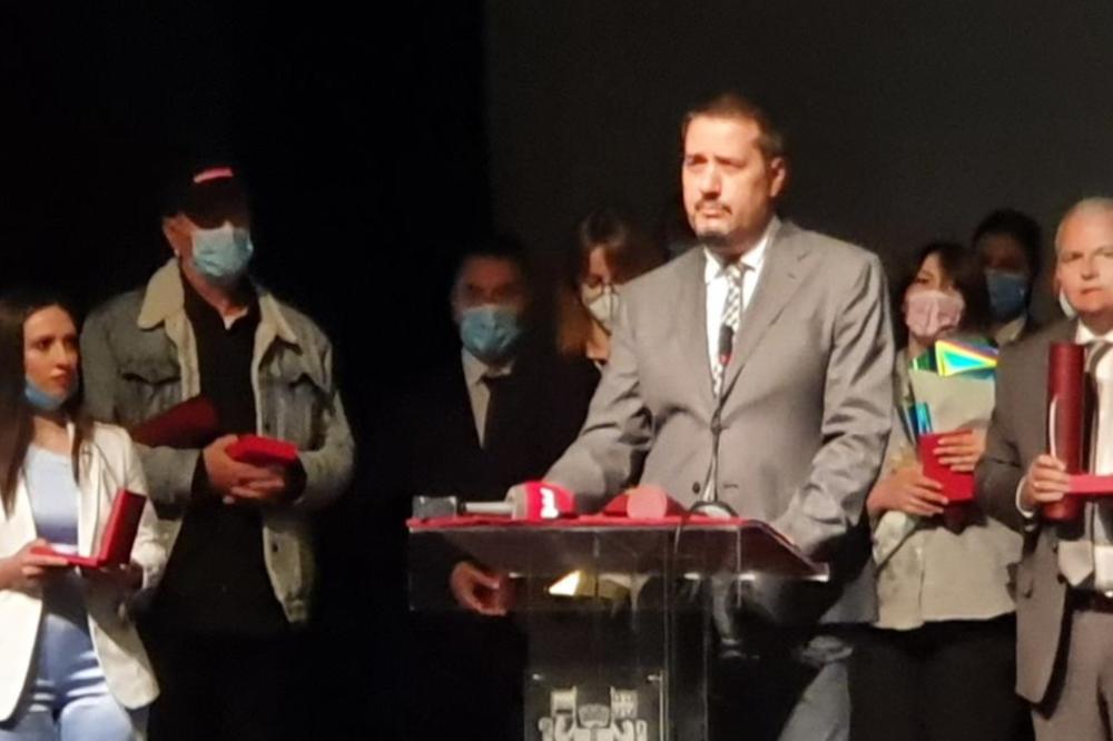 OKTOBARSKA MEDALJA IDE DR JANKOVIĆU! Priznanje posvetio svom ocu, koji je preminuo od korone!