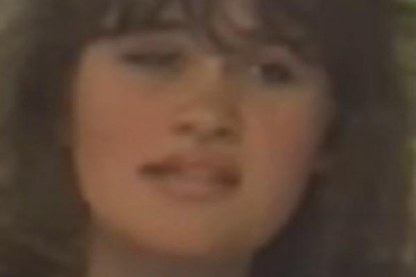 DANAS ZARAĐUJE OGROMNE PARE I IMA NAJVEĆI BAKŠIŠ NA ESTRADI: Da li prepoznajete sa slike našu NAJBOGATIJU folkerku?