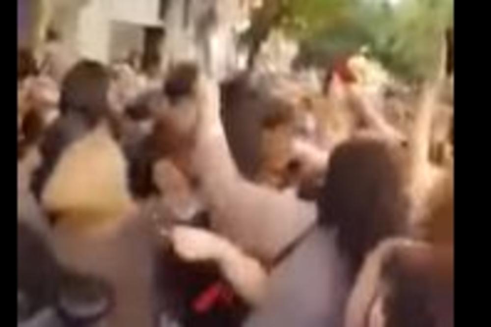 SAAKAŠVILI DOBIO BATINE! Napali ga emigranti, dobio je udarce U GLAVU! (VIDEO)