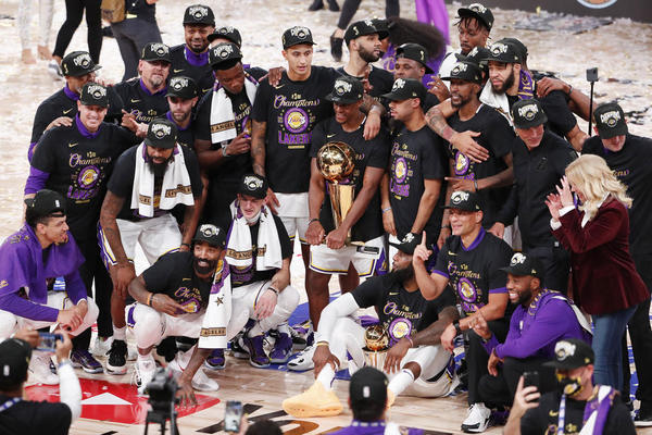 NIKO NIJE PRIMETIO DA GA NEMA: Lejkersi zaboravili sopstvenog igrača posle osvajanja titule! Molio je za prevoz!