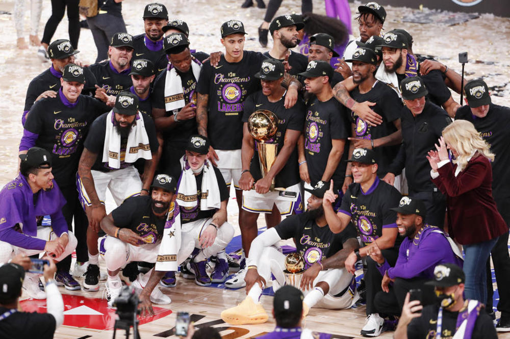 NIKO NIJE PRIMETIO DA GA NEMA: Lejkersi zaboravili sopstvenog igrača posle osvajanja titule! Molio je za prevoz!