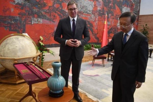 NE VADI ME BEZ POVODA, NE VRAĆAJ ME BEZ ČASTI: Vučić gostu iz Kine poklonio DIJAMANTSKU SRPSKU OFICIRSKU SABLJU!